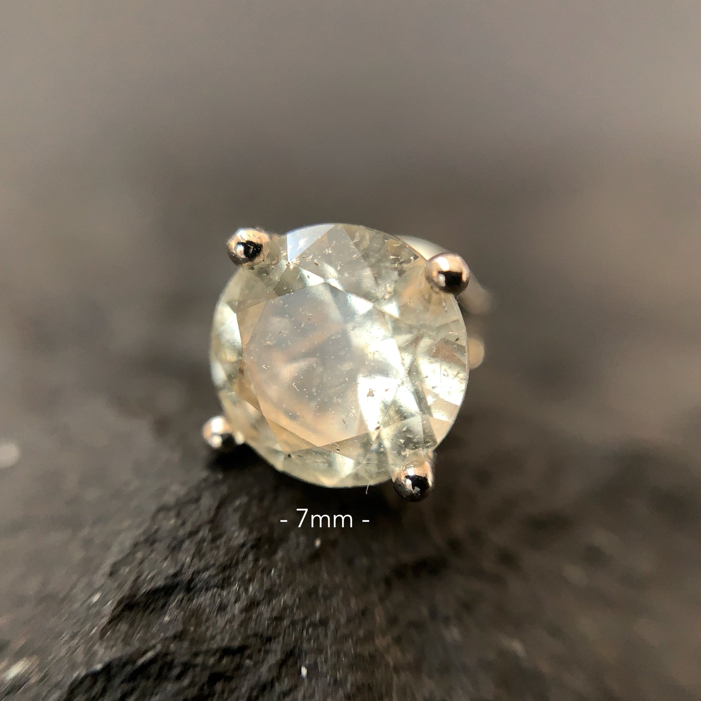 Close-up with 7mm Libyan desert glass