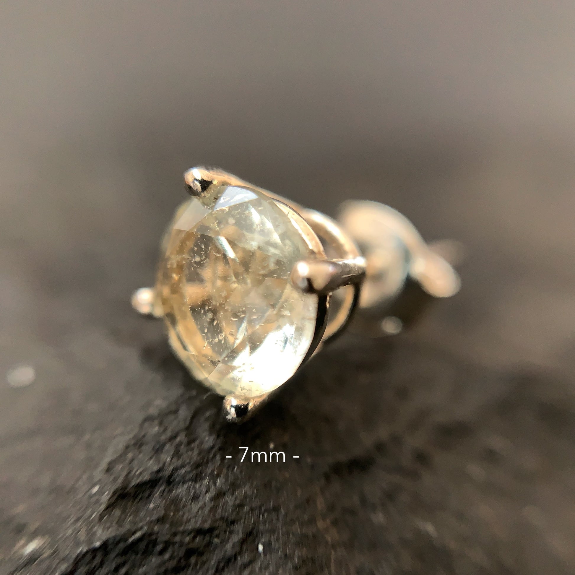Close-up with 7mm Libyan desert glass